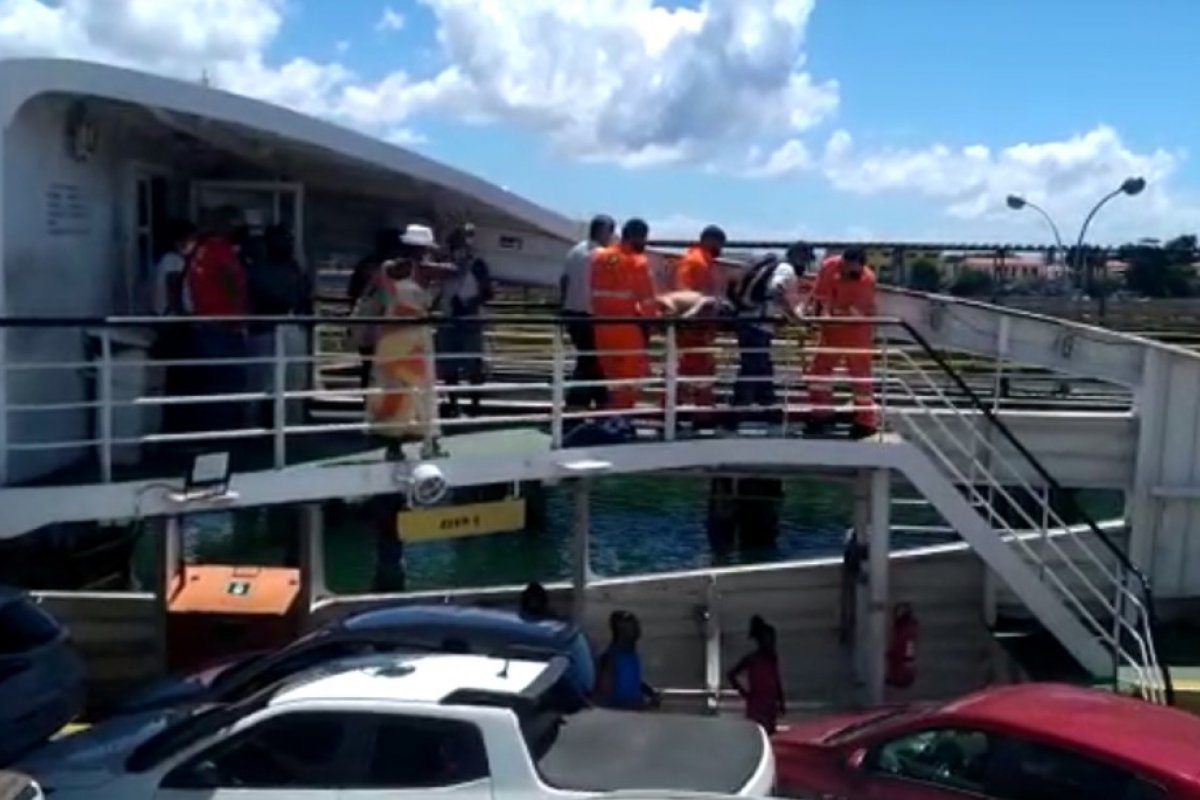 Homem passa mal dentro de ferry-boat na Bahia e morre