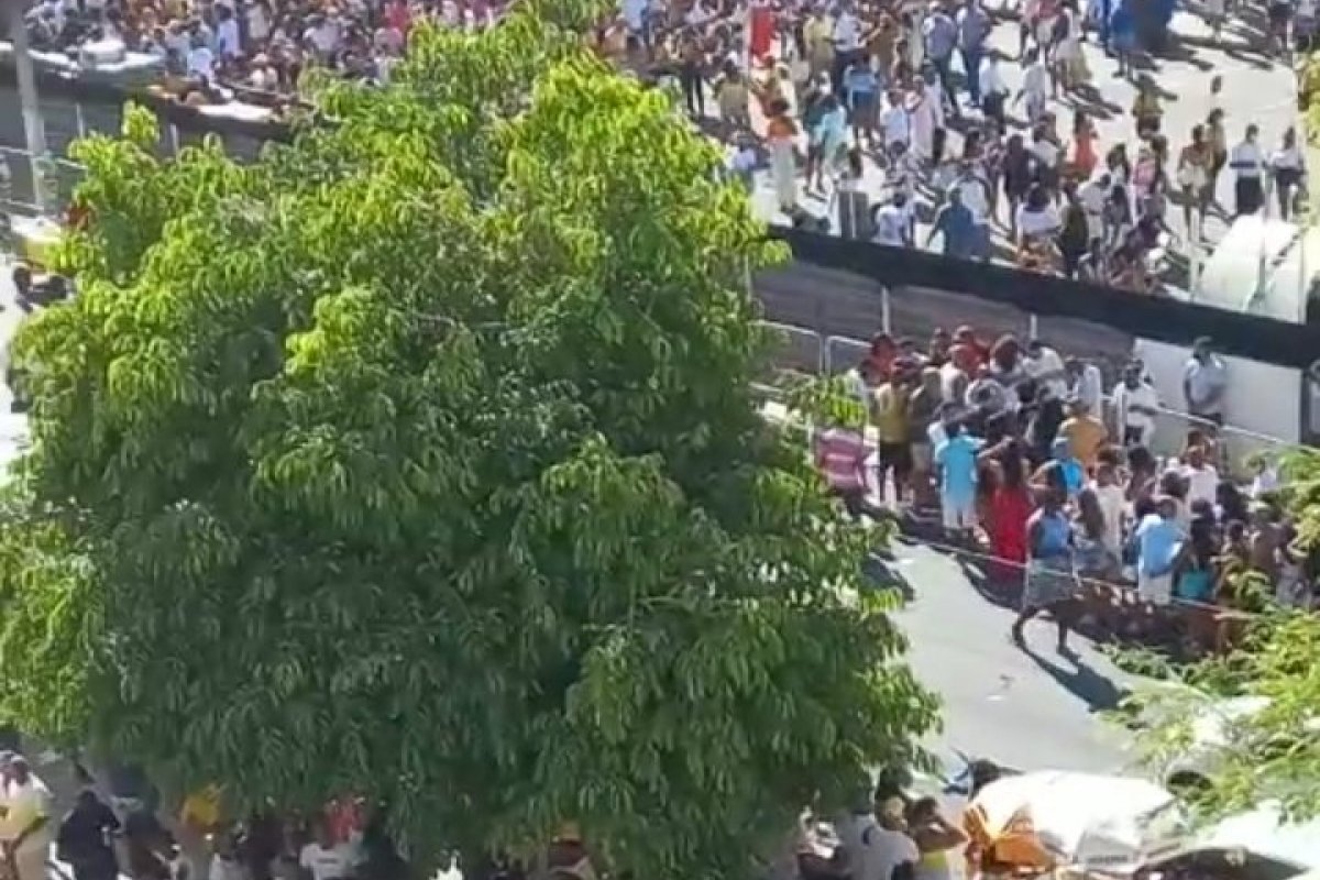 Vídeo: Festa no bairro do Comércio causa aglomeração do lado de fora e atrapalha o trânsito