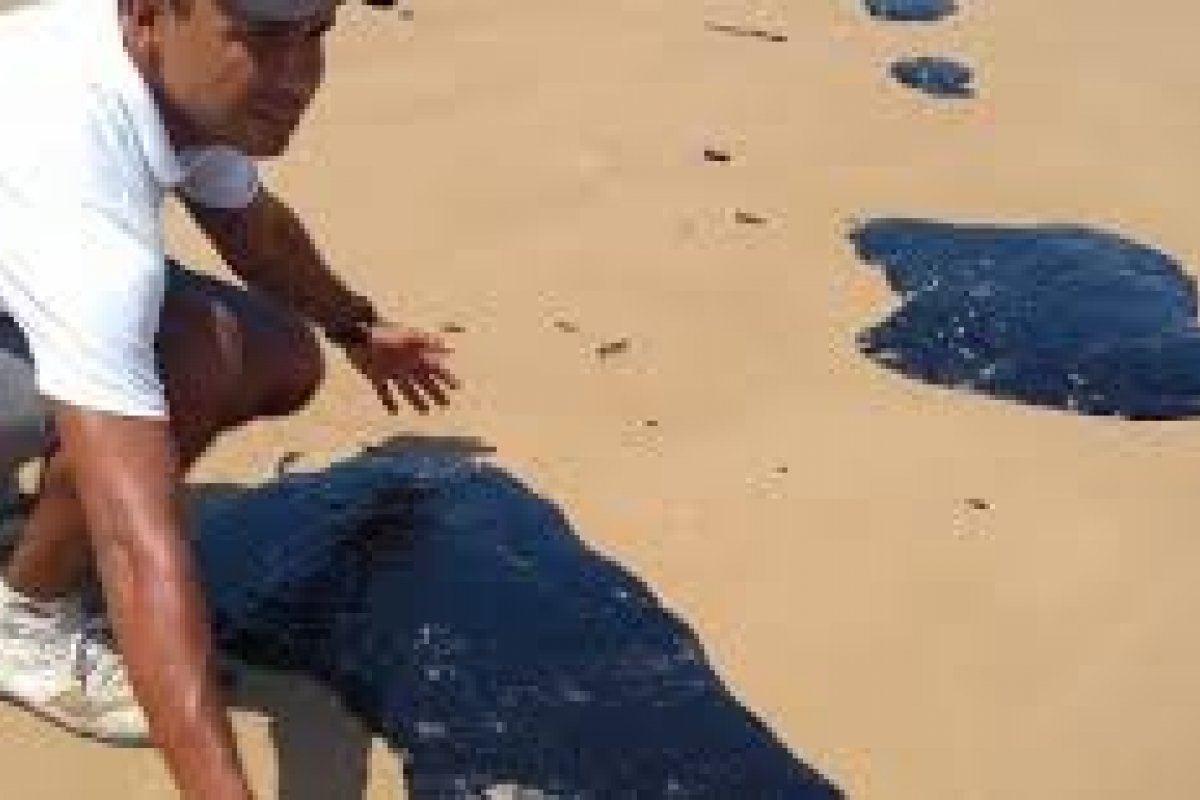 Marinha confirma manchas de óleo nas praias de Jauá e Abrantes