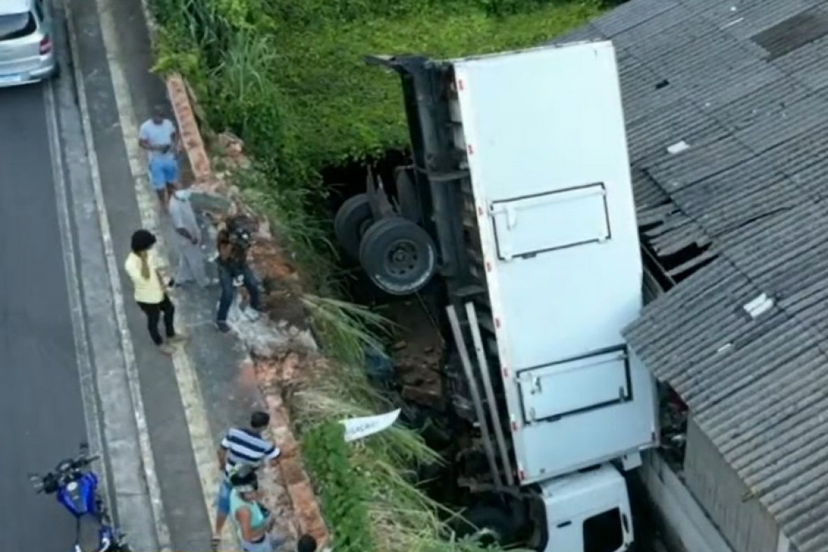 Caminhão carregado com frutos do mar perde freio e cai em depósito na Ladeira da Água Brusca, em Salvador