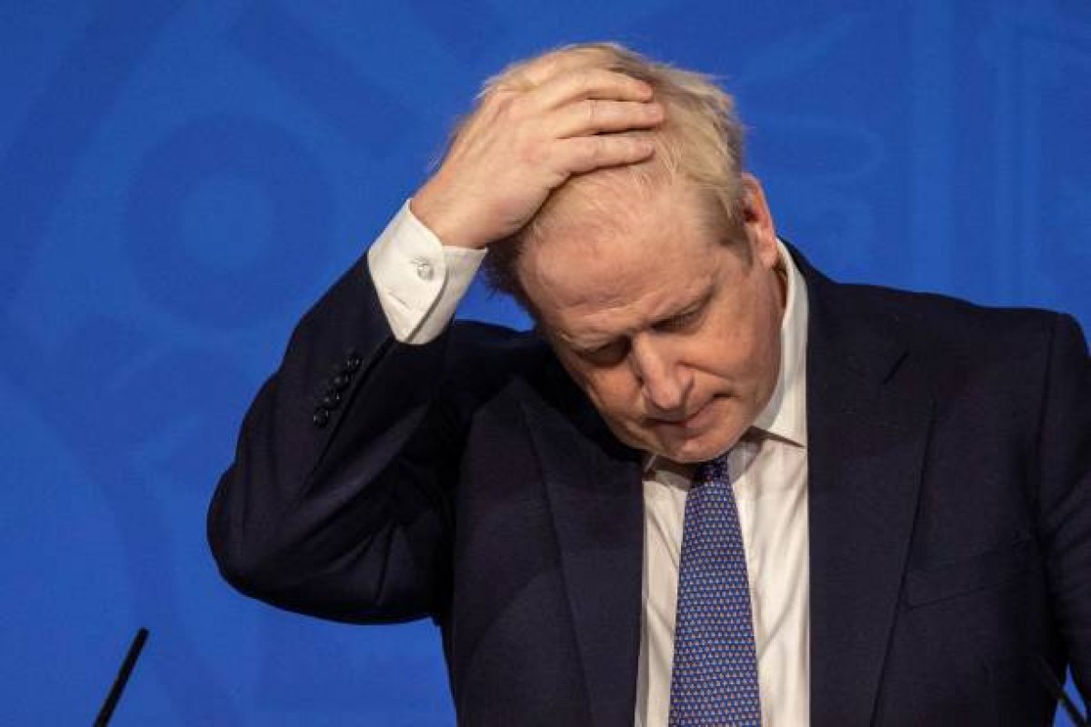 Equipe de Boris Johnson realizou festas na véspera do funeral do príncipe Philip, afirma jornal britânico