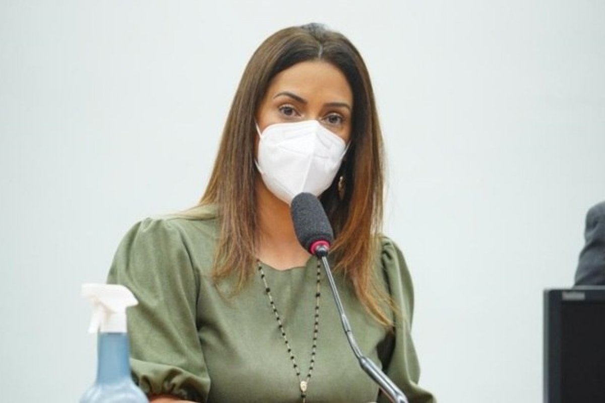 Ministra Flávia Arruda é afastada