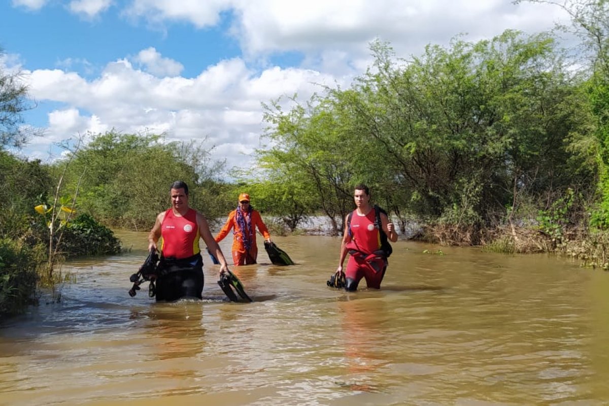Bombeiros resgatam corpo em lagoa de mais de 4 metros de profundidade