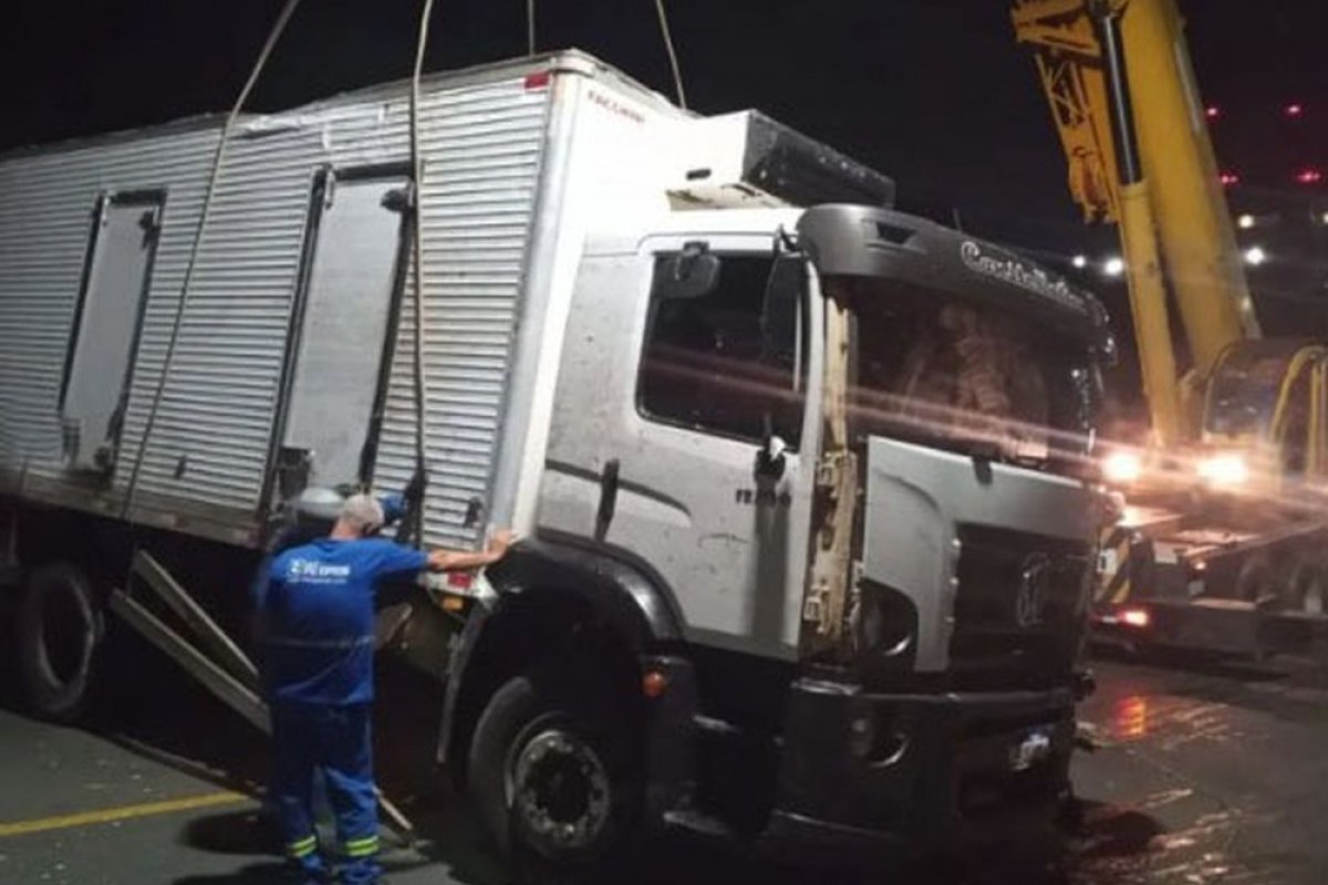 Caminhão que caiu em depósito na Ladeira da Água Brusca é retirado da pista