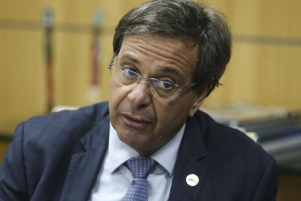 Ministro do Turismo testa positivo para Covid-19