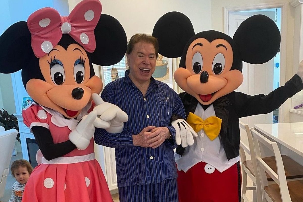 Mickey e Minnie visitam a mansão de Silvio Santos em Orlando