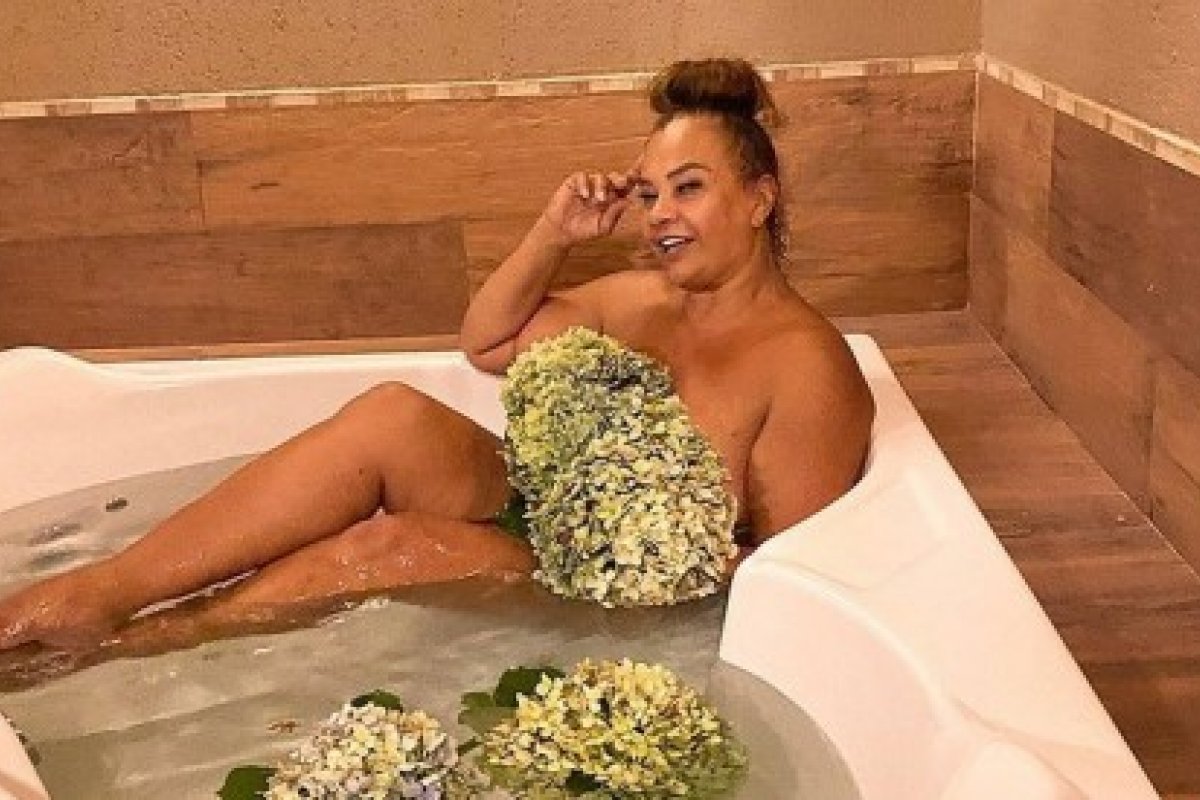 Olha ela! Aos 64 anos, Solange Couto posa nua em banheira