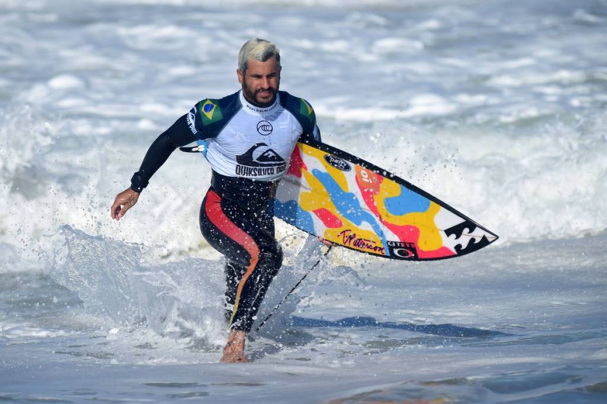 Italo Ferreira fica com vice em Mundial de Surfe e acirra disputa olímpica