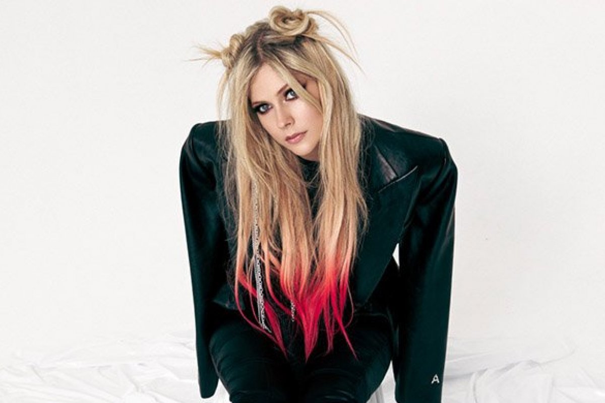 Avril Lavigne estampa a capa da ‘Harper’s Bazaar