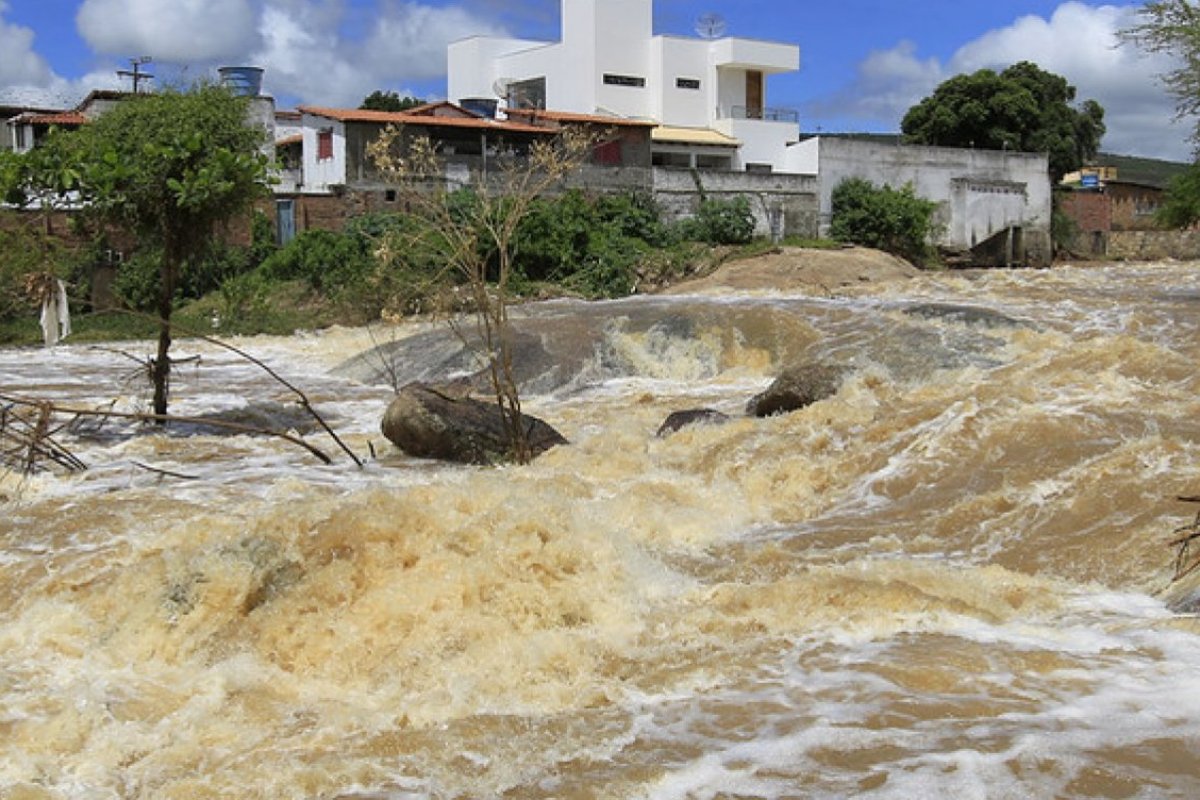 Sobe para 27 o número de mortes causadas pelas chuvas na Bahia