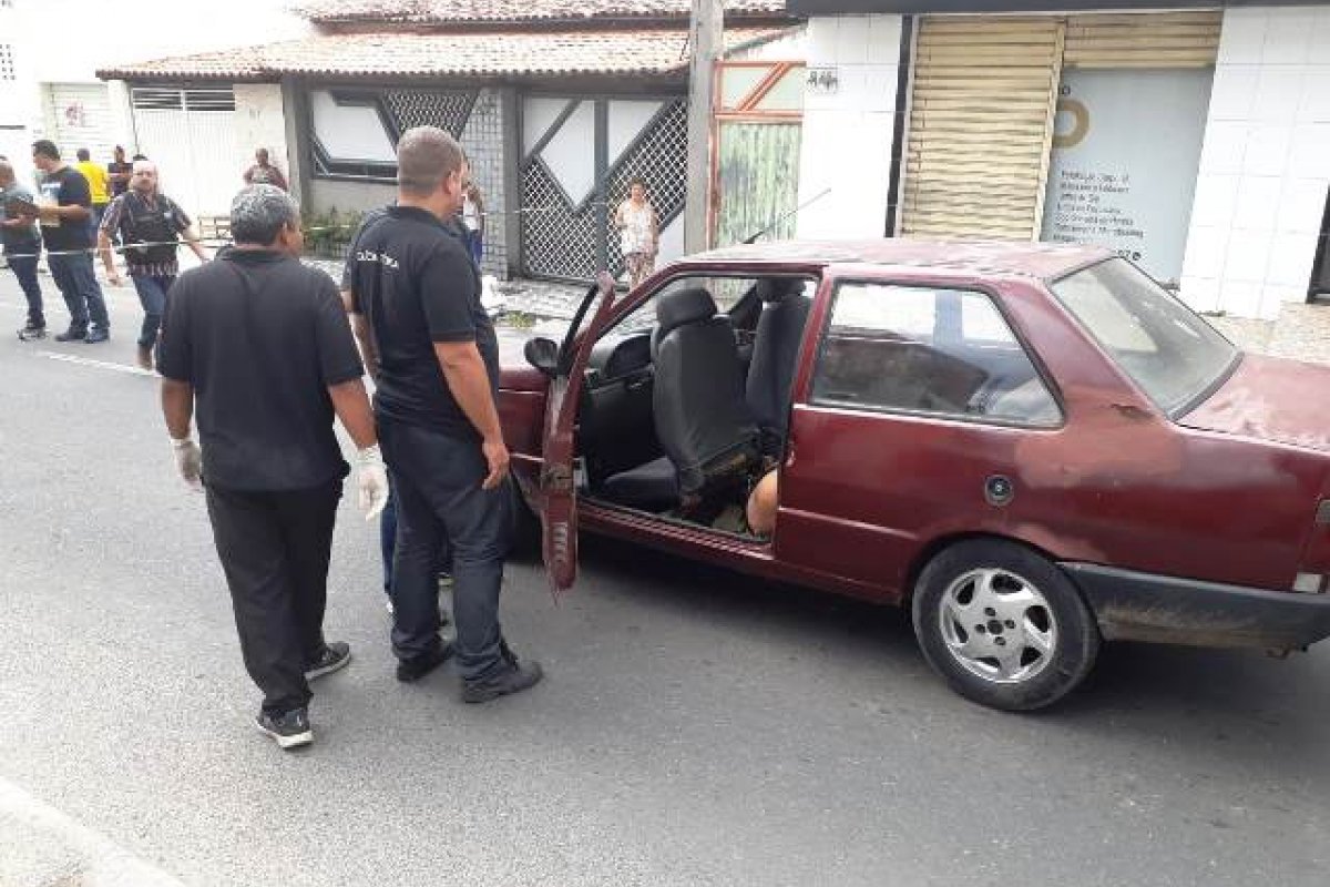Jovem é encontrado morto dentro de veículo com mãos amarradas, em Feira de Santana