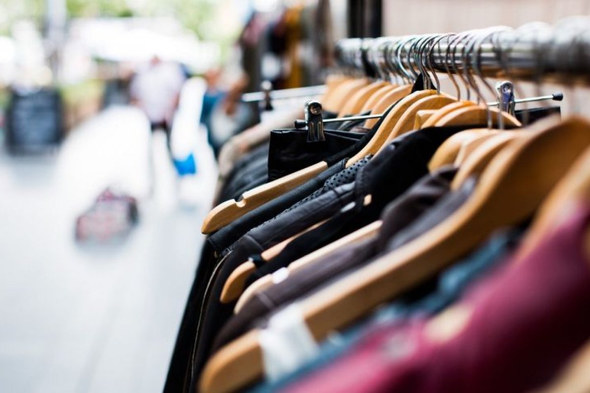 Venda de roupas usadas movimenta 40 bilhões de dólares por ano