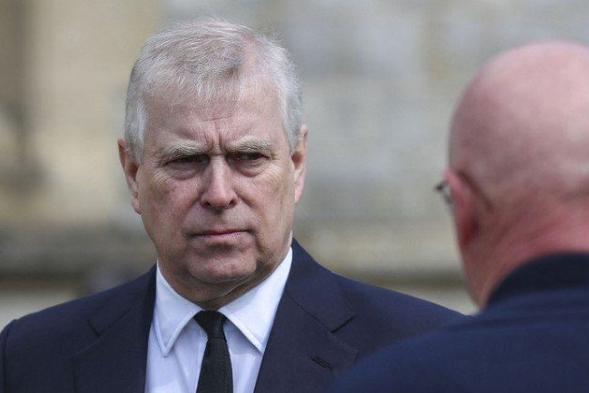 Príncipe Andrew fazia escândalo se arrumadeiras tocassem em sua coleção de ursinhos de pelúcia, diz ex-segurança real