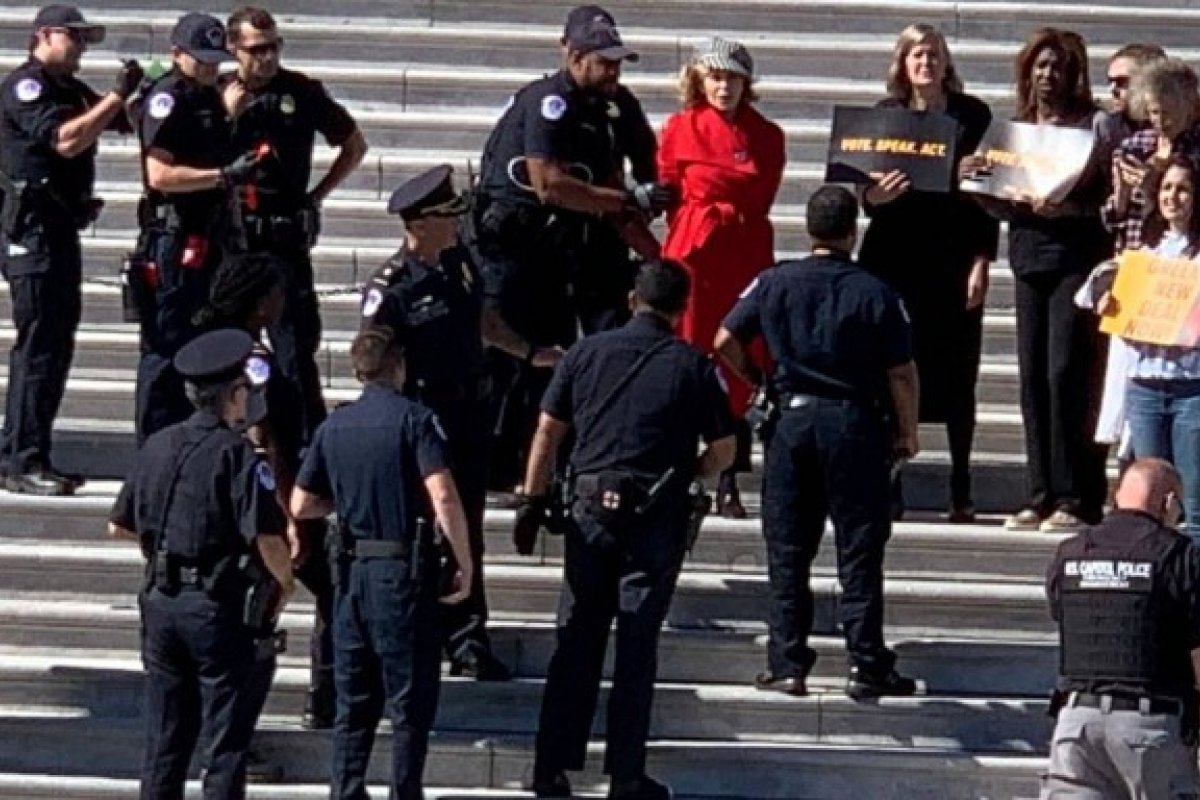 Atriz Jane Fonda, aos 81 anos, é presa durante protesto nos EUA 