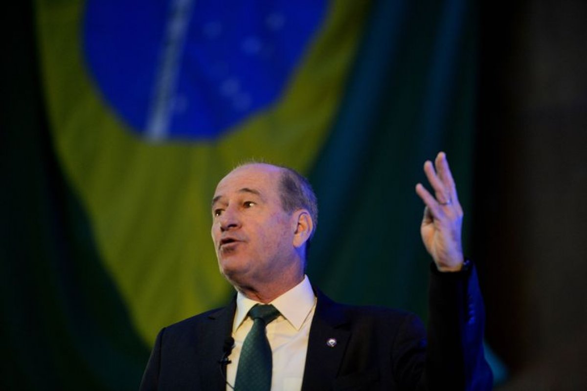 Ministro da Defesa traça hipótese inédita sobre origem das manchas de petróleo