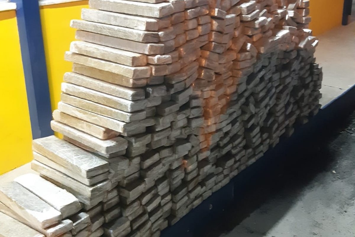 Homem é preso com mais de meia tonelada de maconha em caminhonete de luxo no sul da Bahia