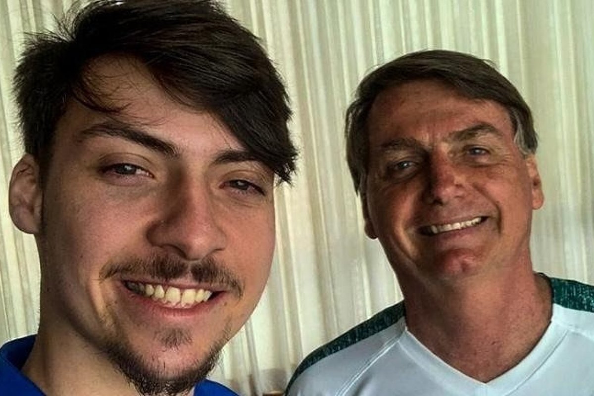 Filho de Bolsonaro adia depoimento e viaja para festa