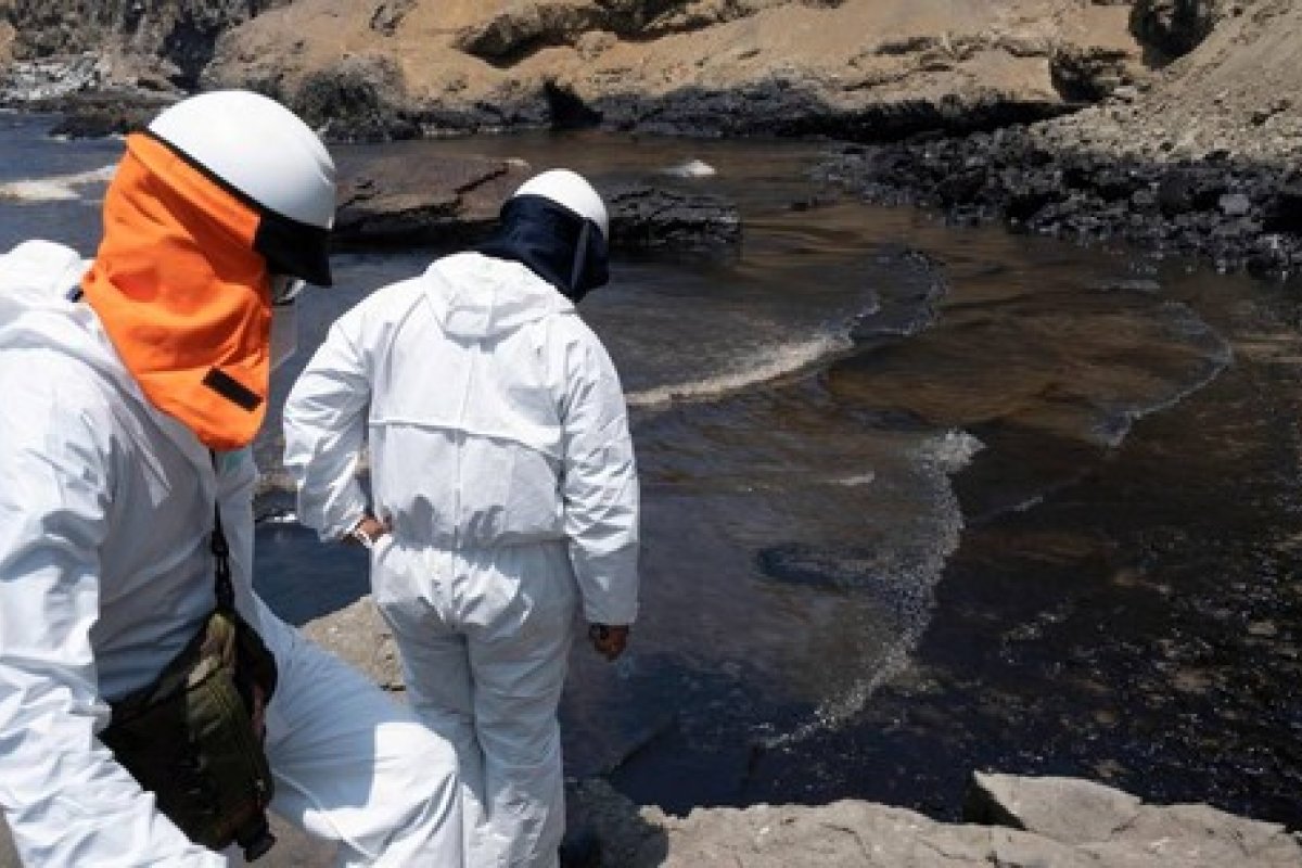 Peru isola praias após vazamento de petróleo atribuído a fortes ondas de tsunami