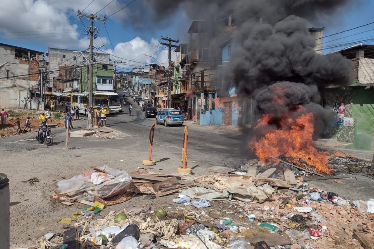 Moradores protestam contra obra do governo do estado no bairro de São Caetano, em Salvador