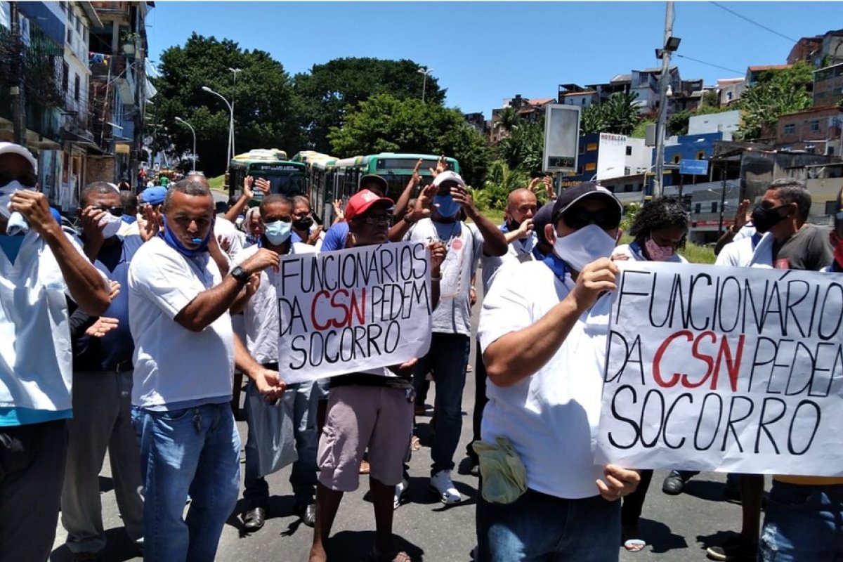 Rodoviários demitidos da CSN, em Salvador, protestaram na Estação da Lapa