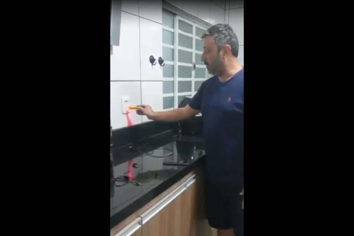 Vídeo: especialista mostra perigo em utilizar celular com cabo de energia na tomada