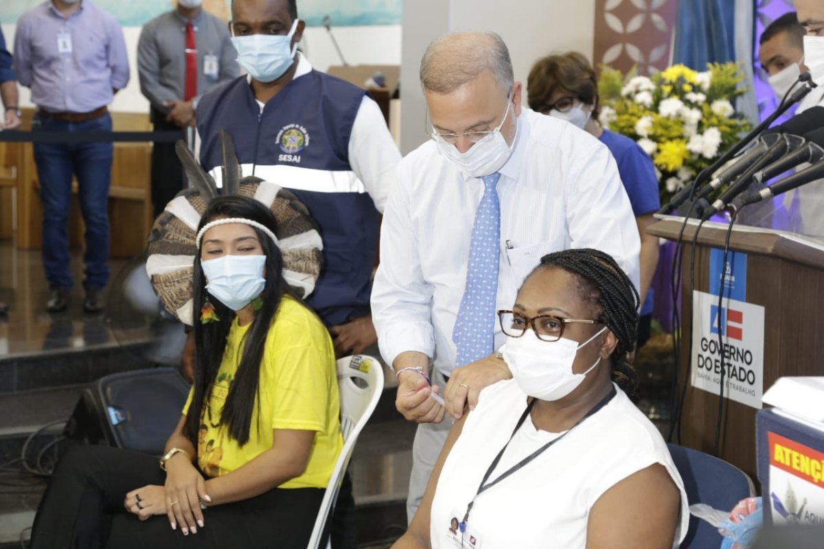 "Sensação foi de esperança", diz primeira vacinada contra a Covid-19 na Bahia