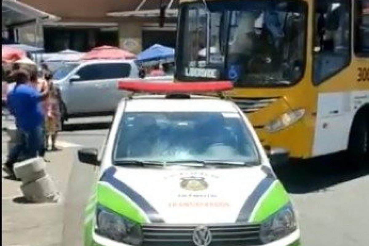 Vídeo: carro da Transalvador para em local indevido e causa engarrafamento no Centro de Salvador