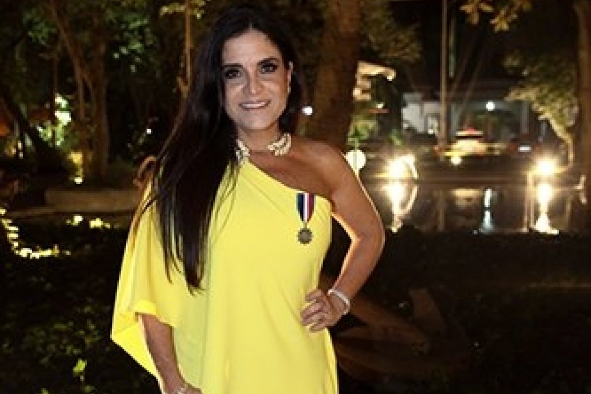 Lydia Sayeg recebe medalha em evento em São Paulo