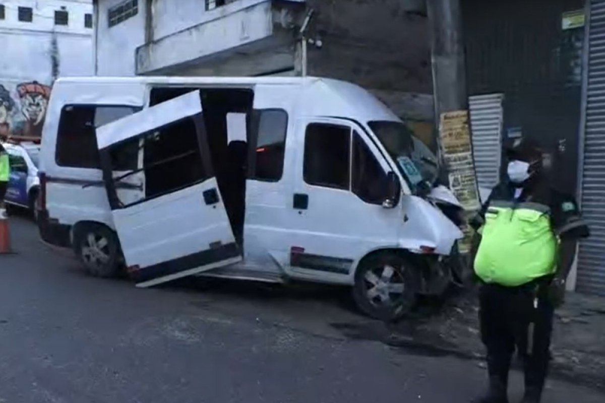 Van que transportava pacientes desce ladeira e bate em poste no bairro da Caixa D'Água