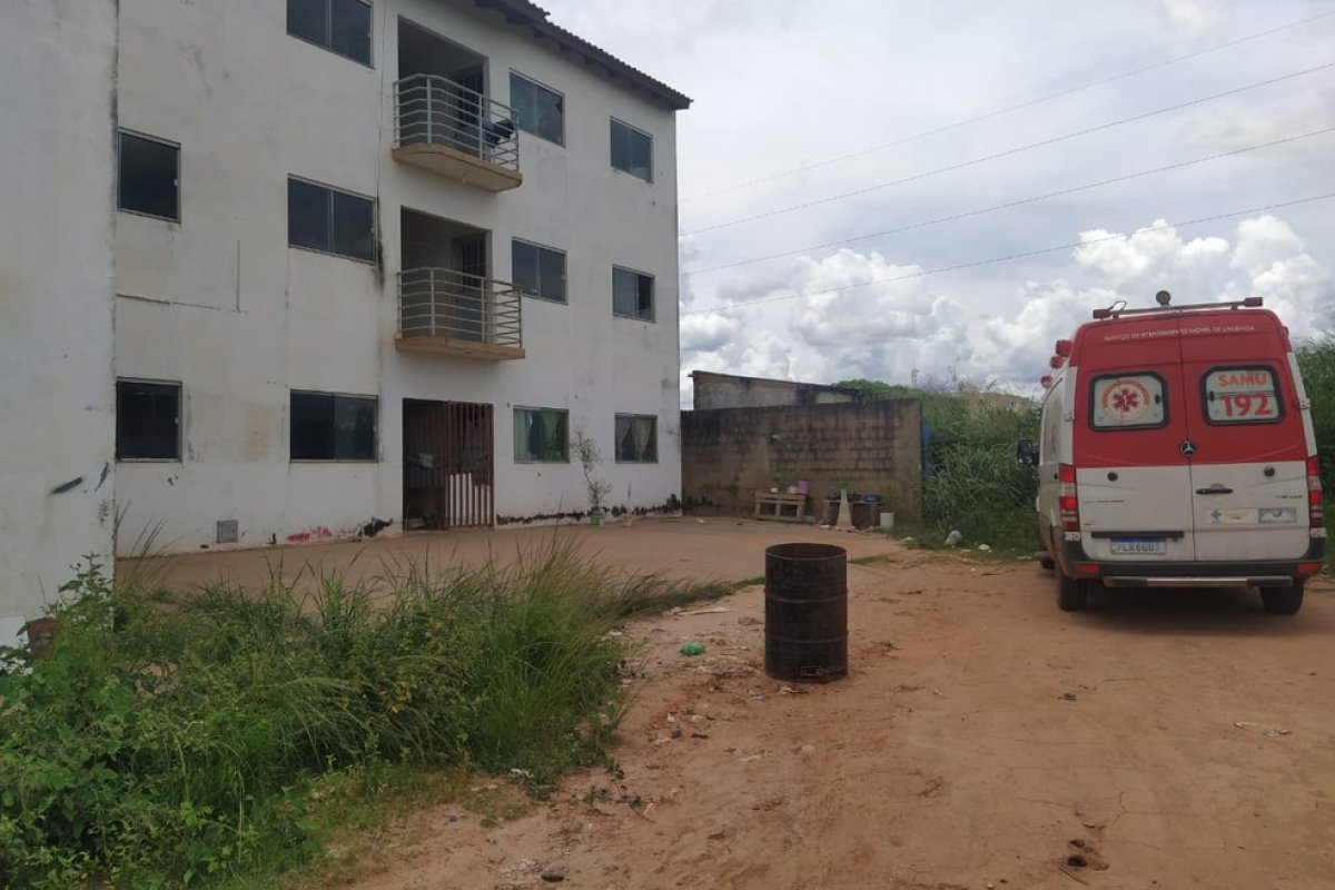 Jovem pula de 3° andar de prédio e tem múltiplas fraturas após fugir de agressão de namorado no oeste da Bahia