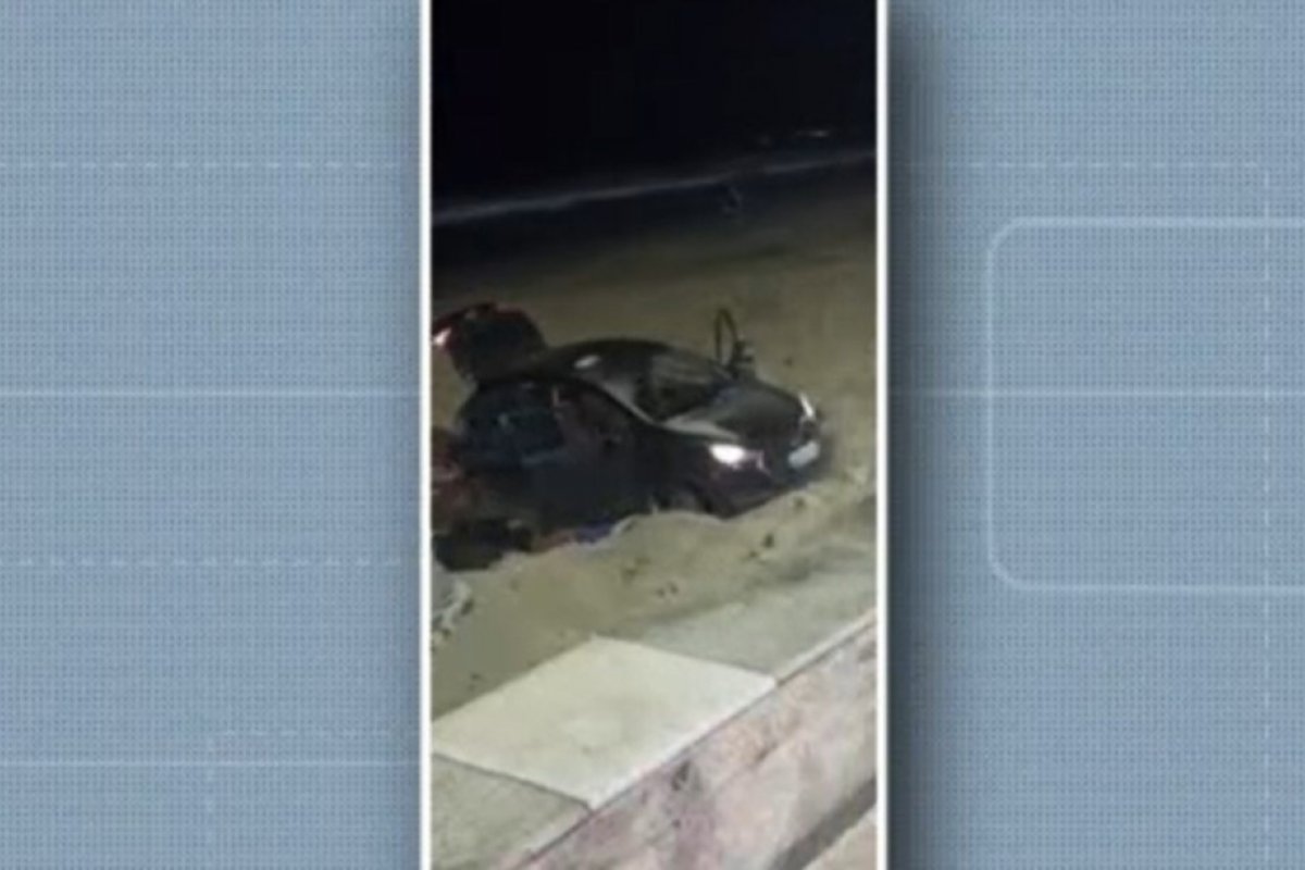 Salvador: carro destrói mureta e invade faixa de areia na praia do Jardim dos Namorados