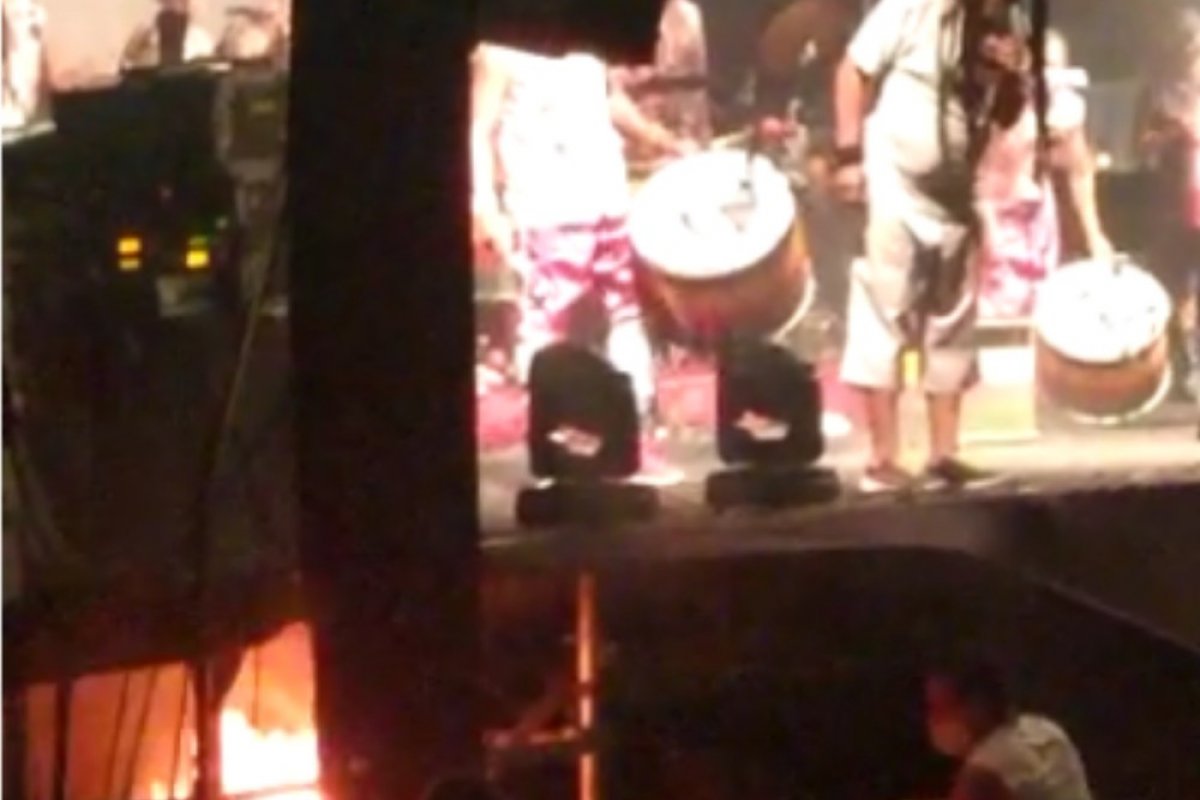 Vídeo: Curto-circuito causa incêndio no palco durante show do Olodum no Pelourinho