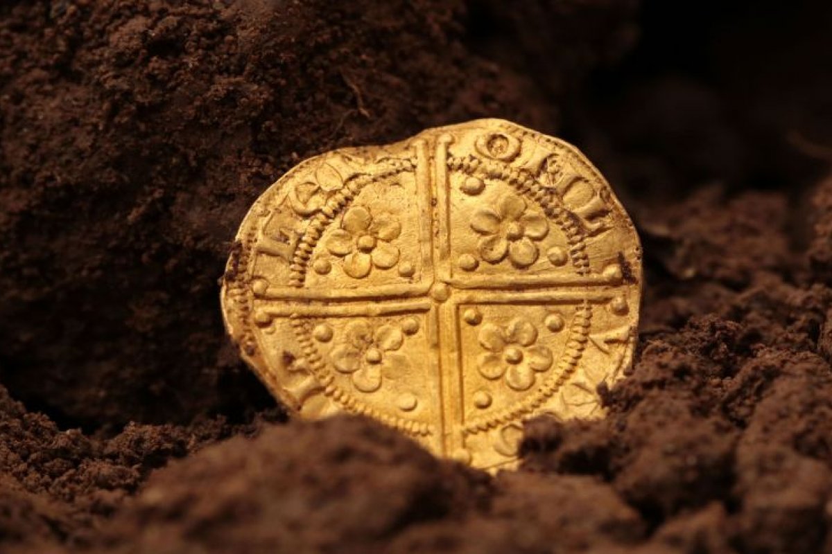 Arqueólogo amador encontra rara moeda medieval avaliada em mais de R$ 1,5 milhão