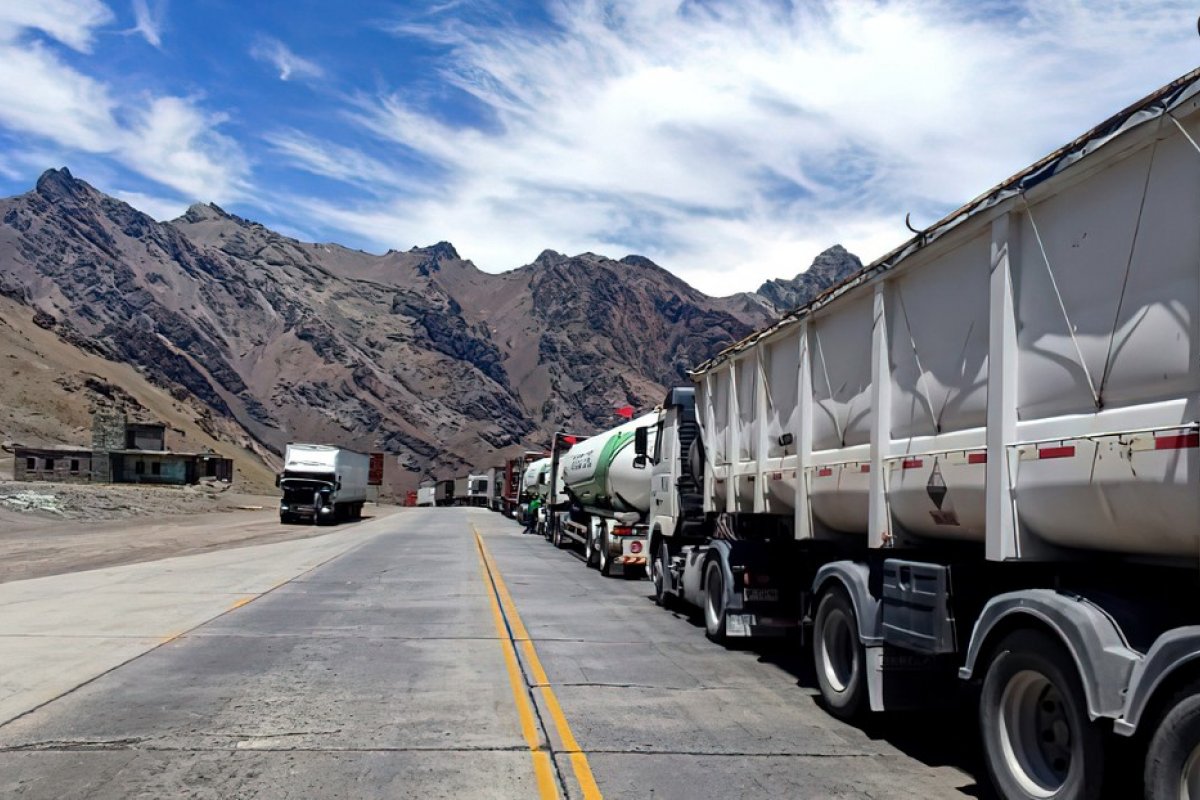 Após exigência de teste de covid, fila de quase 2 mil caminhões se forma na fronteira da Argentina com o Chile