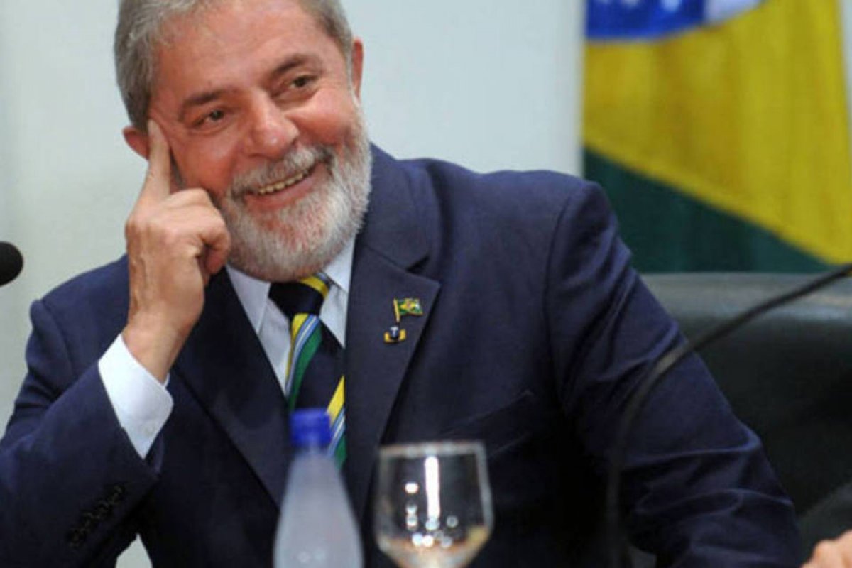 'Se o problema fosse não saber comer camarão, eu ensinava', diz Lula sobre internação de Bolsonaro