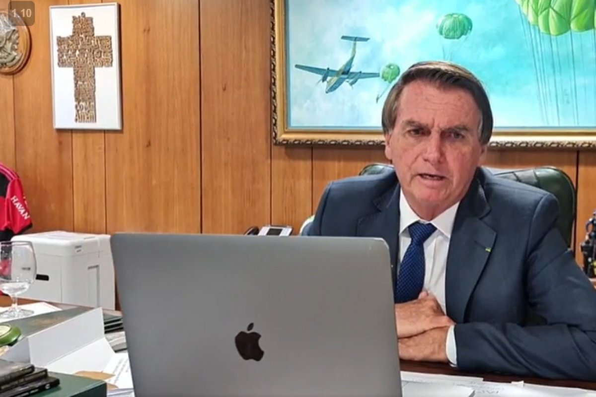 Bolsonaro desconversa boatos sobre possível vice: "Anunciando agora é só complicação"
