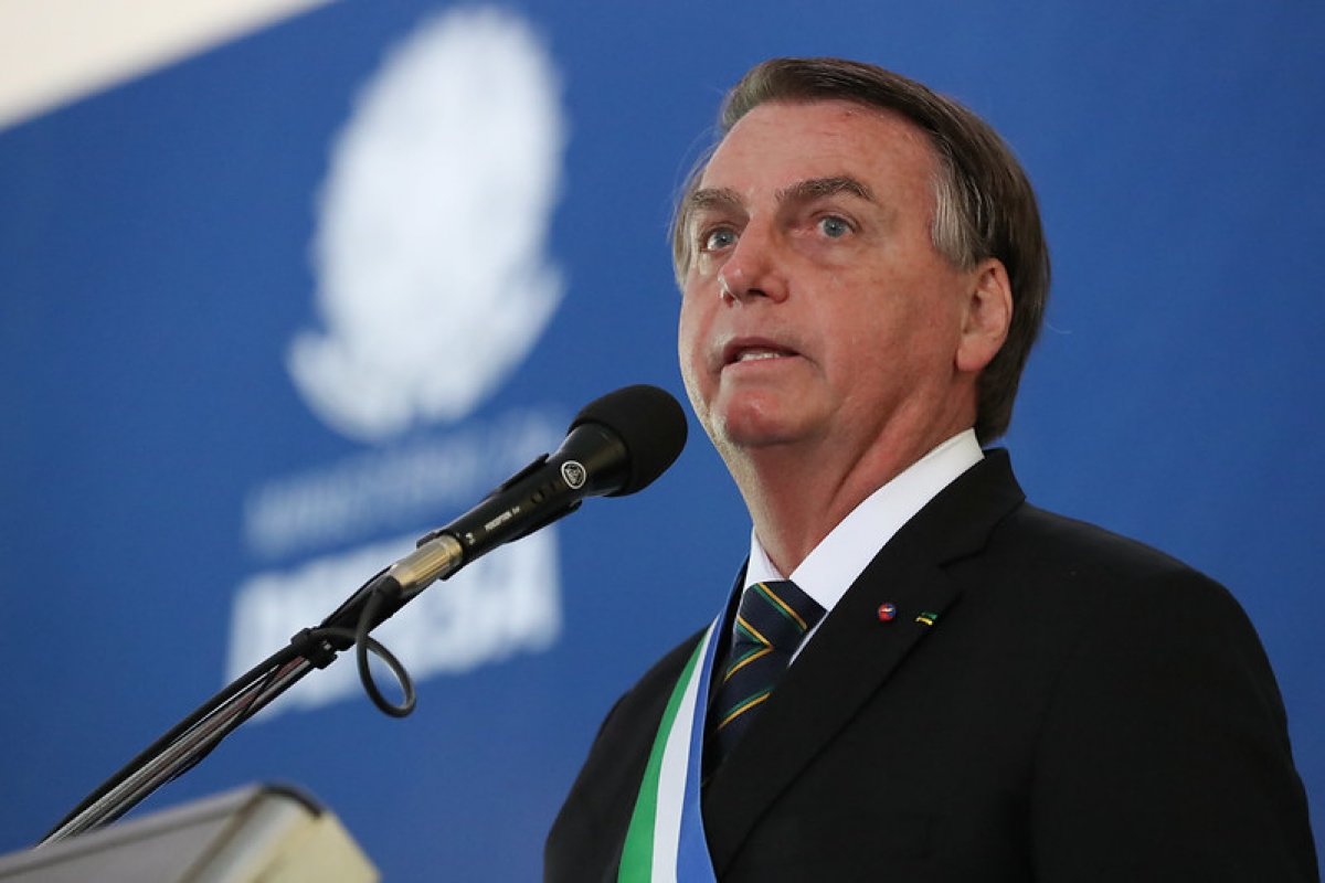"Me apresente uma matéria", desafia Bolsonaro ao negar existência de gabinete do ódio