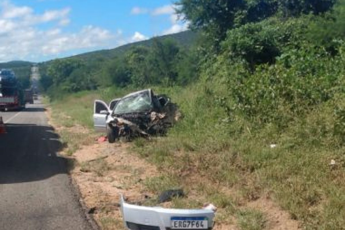 Acidente com carro e carreta deixa um morto e quatro feridos na BR-116