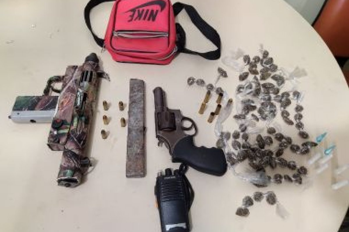 Policiais apreendem submetralhadora e revólver no bairro de Fazenda Coutos, em Salvador