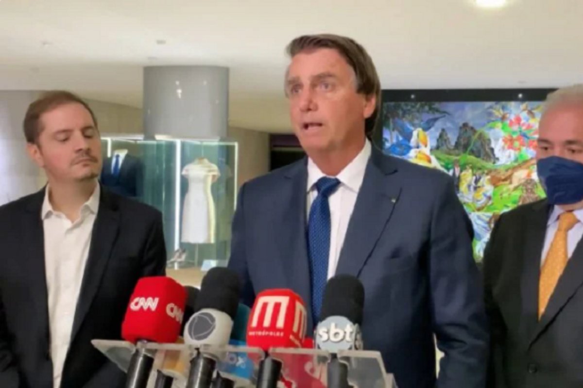 Bolsonaro liga para Lewandowski e afirma que pais não são obrigados a vacinar os filhos