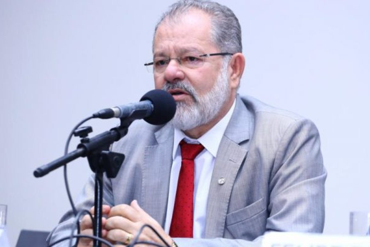 Com sete tratores para entregar a prefeituras, Nilo não aparece em evento com Rui