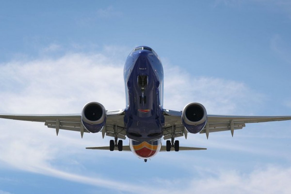 Avião retorna a aeroporto nos EUA após passageiro se recusar a usar máscara