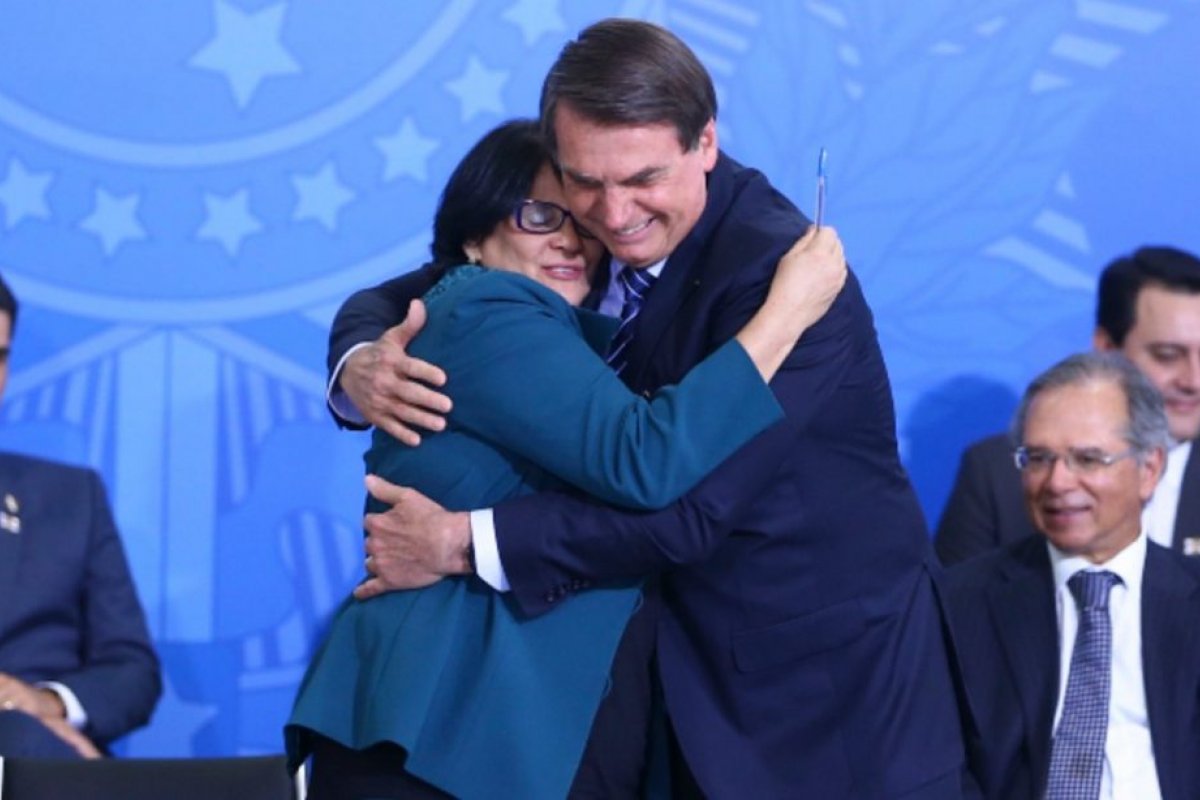 Bolsonaro volta atrás e quer que Damares dispute Senado pelo Amapá