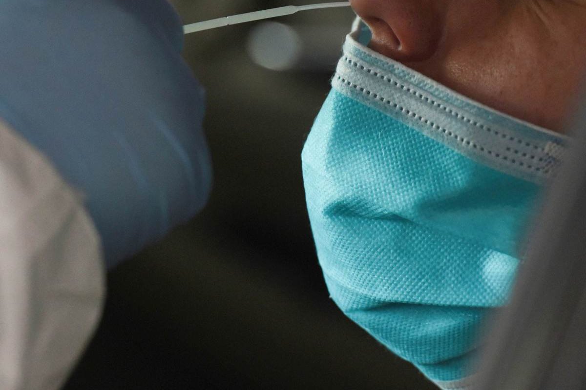 Afastamento do trabalho por Covid quase triplica em um ano, diz levantamento