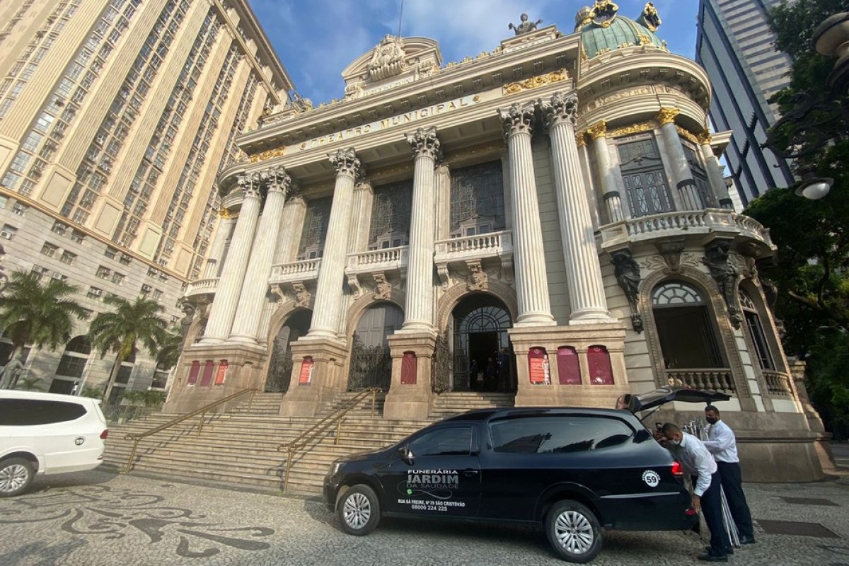 Despedida: corpo de Elza Soares será velado no Theatro Municipal; cerimônia será aberta ao público às 10h