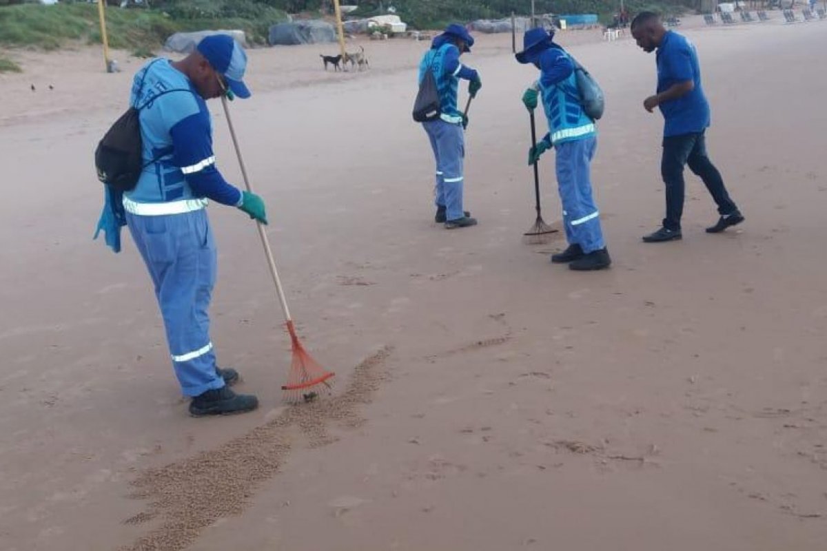 Cerca de 15 quilos de petróleo são retirados na Praia do Flamengo, em Salvador