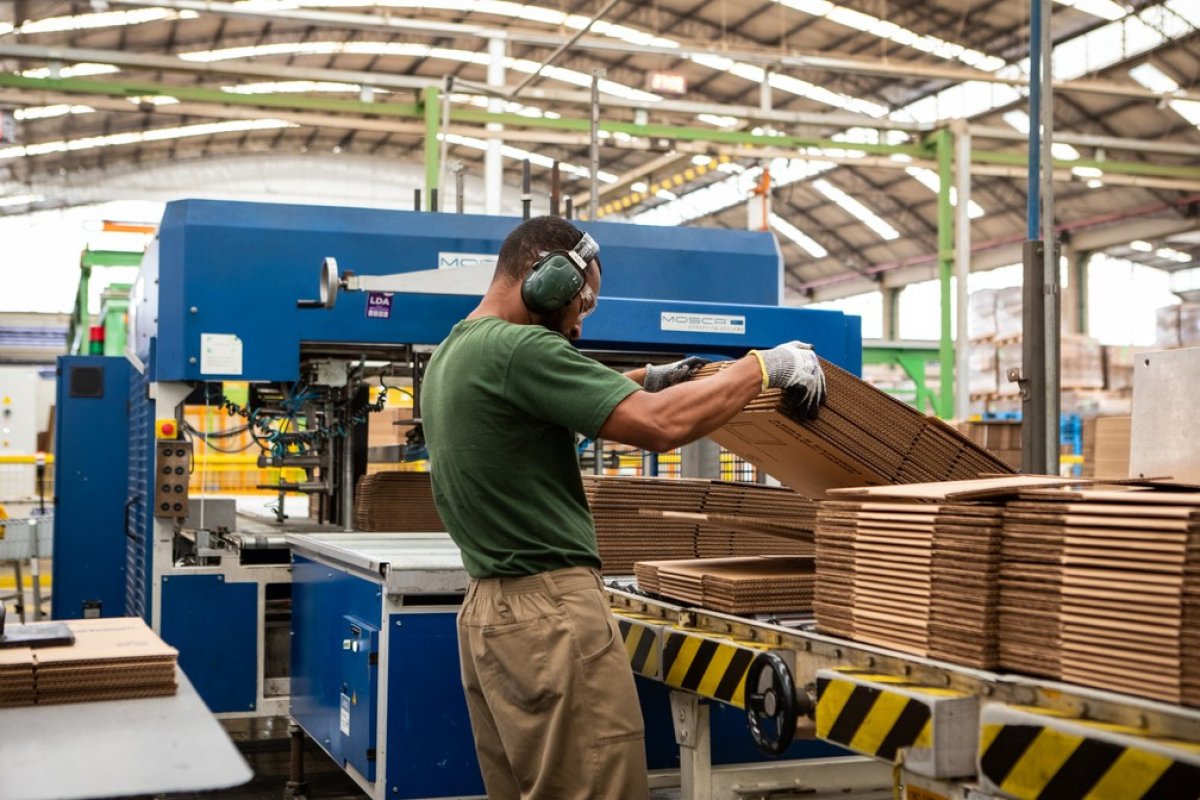 Empresários da indústria estão menos otimistas e mais cautelosos em 2022, aponta CNI 