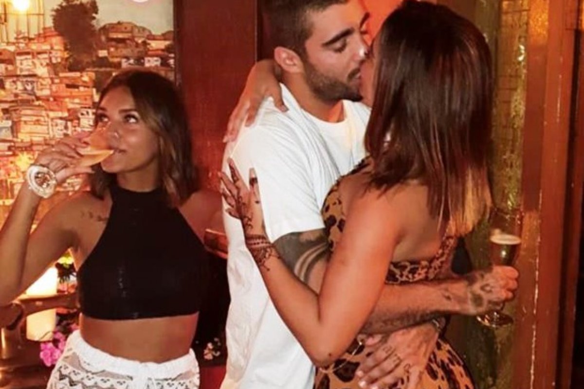 Anitta e Pedro Scooby aos beijos