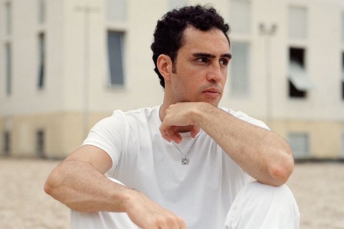 Zeca Veloso lança primeiro single solo