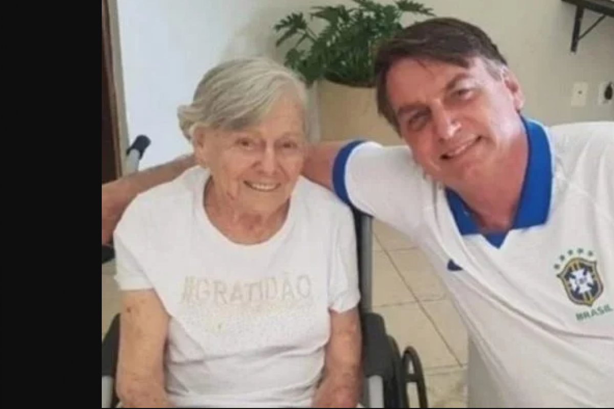 "Faz parte do ciclo natural da vida, mas é difícil entender", afirma Bolsonaro sobre morte da mãe